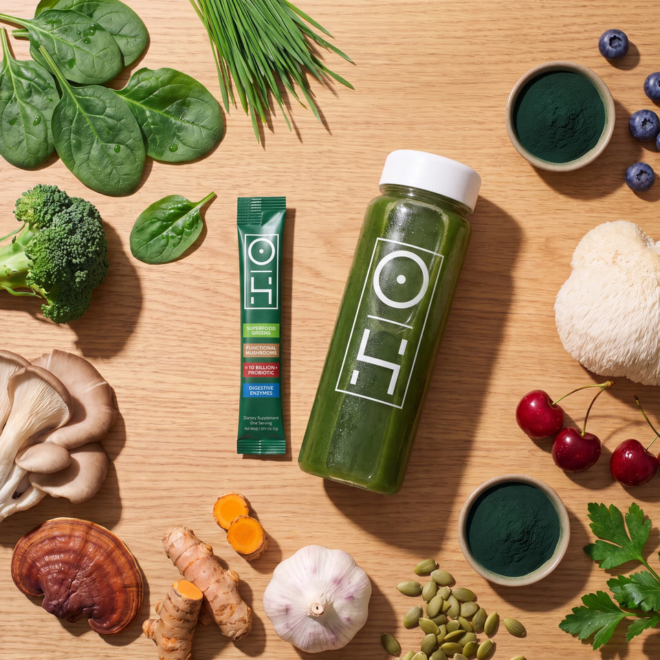 A Superfood Greens stick pack and a bottle of the drink with spinach, broccoli, mushrooms, berries, turmeric and ginger